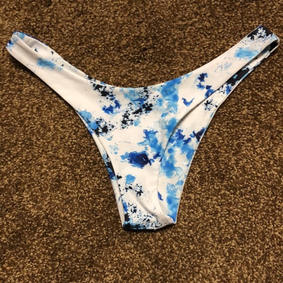 Bikini - Picture 3 of 3